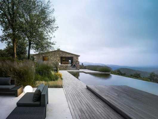 Villa CP: Catalonia Traditional Farm Transformed into a Modern House