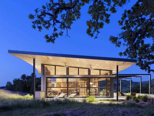 Caterpillar House: Modern Ranch Connected to the Beauty of Nature