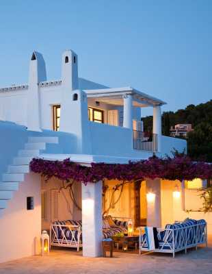 Coastal Decor and Traditional Architecture Under Mediterranean Breeze