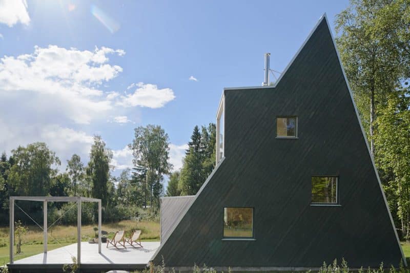 Summer retreat with triangular profile Leo Qvarsebo - HomeWorldDesign (10)