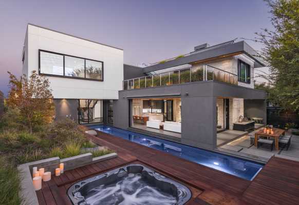 Acacia House – Private Residence with a Lounge Arranged on the Rooftop