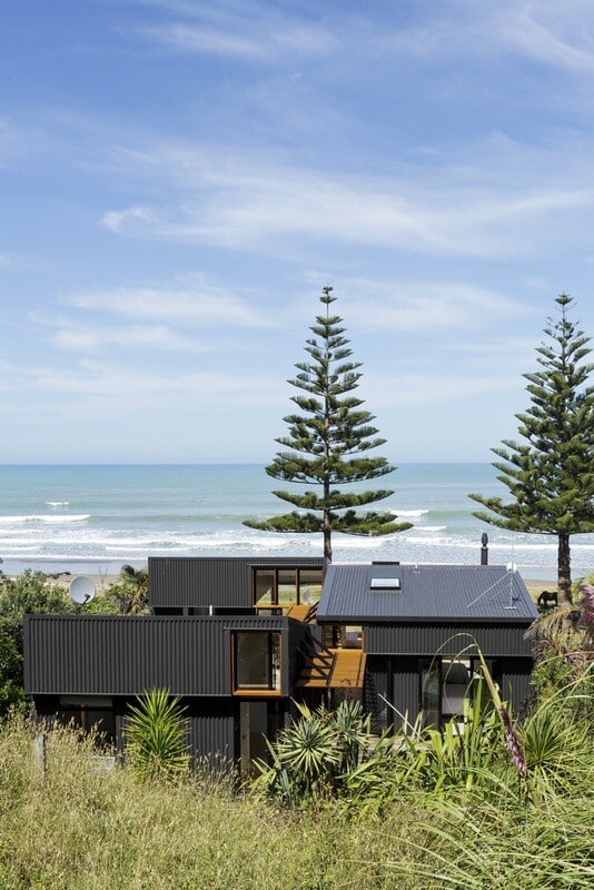 offSET Shed House is a beach house with a large opening to the sea (14)