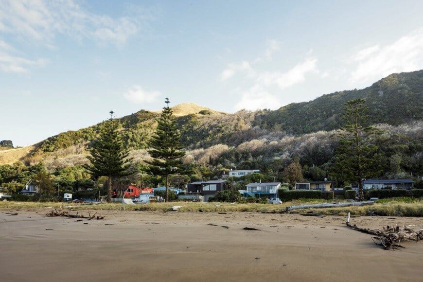 offSET Shed House is a beach house with a large opening to the sea (4)