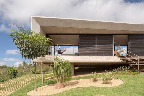 Reinforced Concrete House with Wide Open Spaces