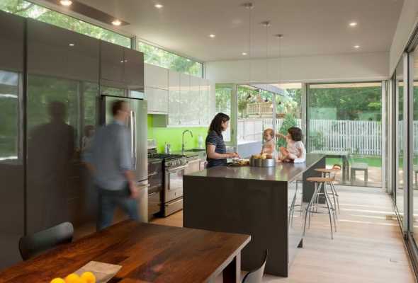 Casa Abierta: Courtyard House with Large Sliding Glass Doors