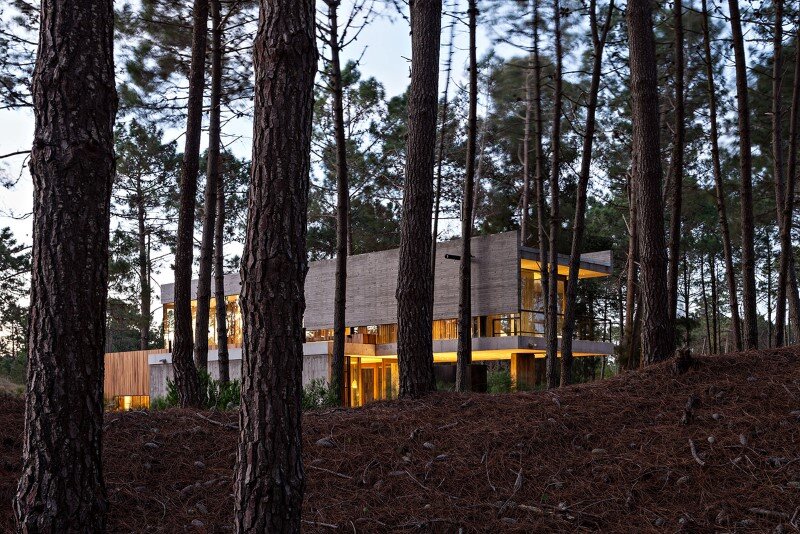 Concrete and wood harmoniously combined in Marino Pinamar House (14)