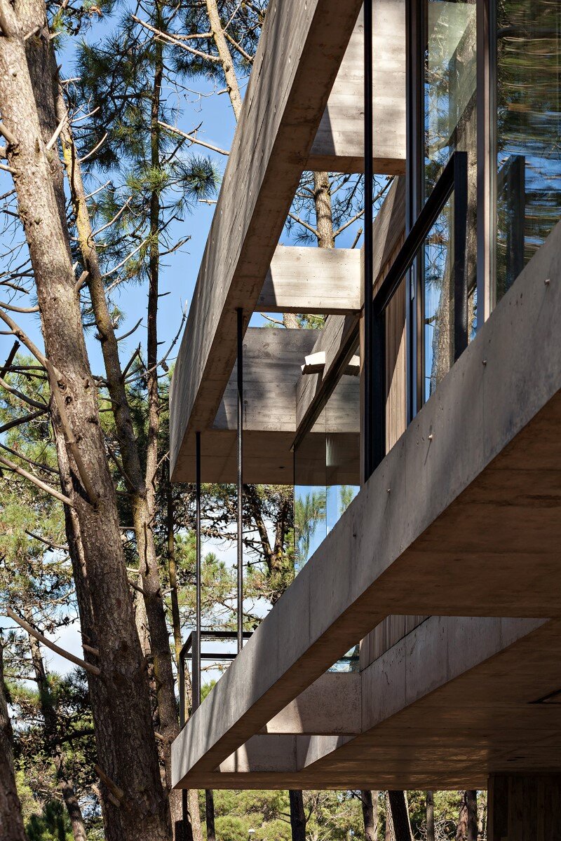 Concrete and wood harmoniously combined in Marino Pinamar House (18) (Custom)