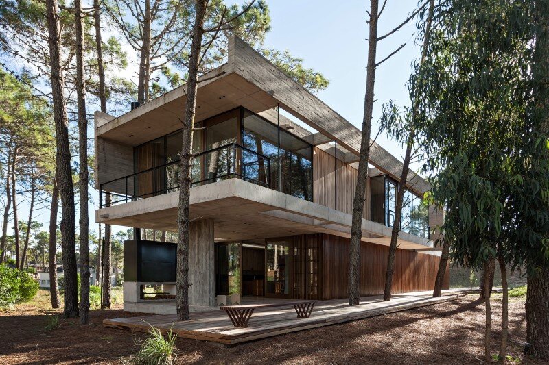 Concrete and wood harmoniously combined in Marino Pinamar House (3)