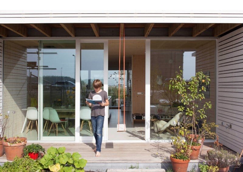 House in Amsterdam completely constructed with massive wooden panels (13)