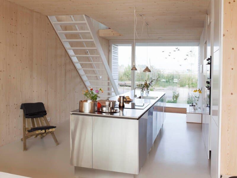 House in Amsterdam completely constructed with massive wooden panels (2)