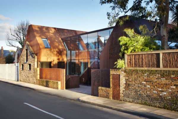 Kew House – family home formed of two sculptural volumes of weathering steel