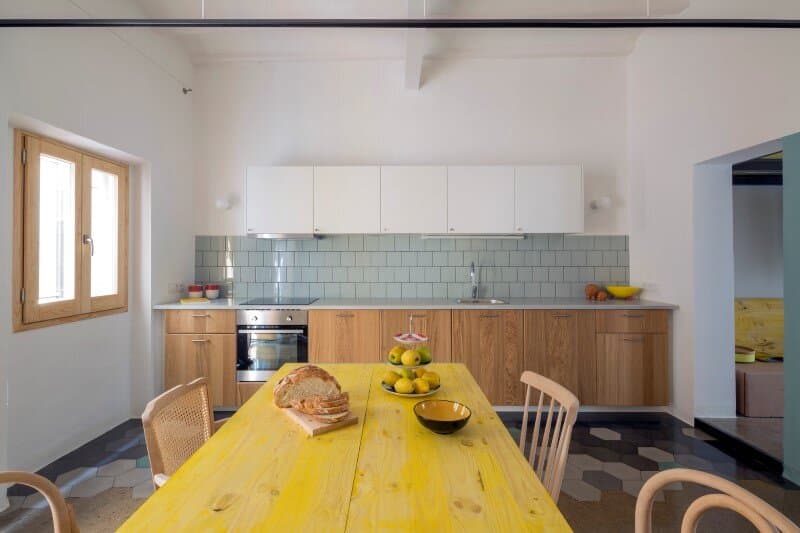 Loft bed is a good option for rooms with high ceilings G-ROC apartment in Barcelona (16)