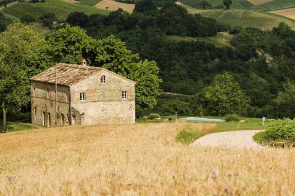 Old Stable Transformed into a Vacation Home by Preserving its Original Structural Style