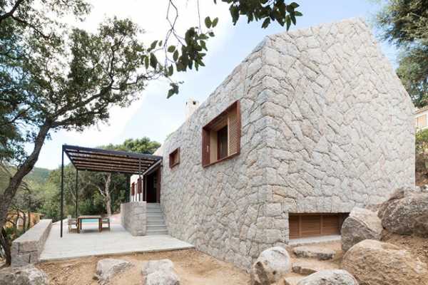 Contemporary Vernacular:  a holiday house in the South-East of Corsica