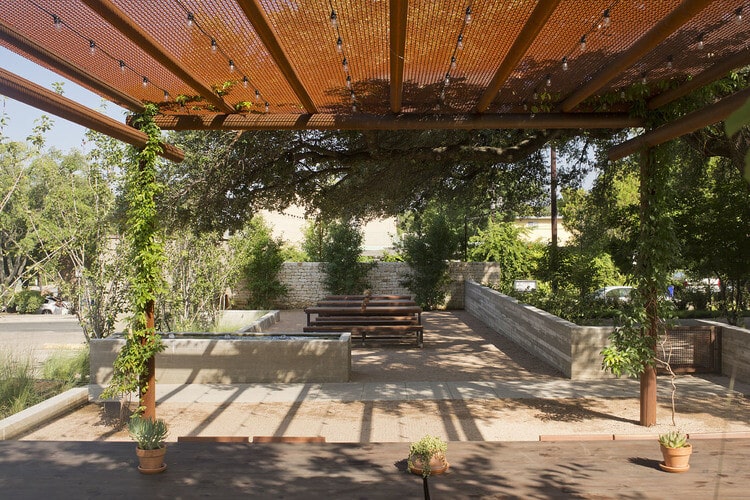 Court and Corten House is inspired by the simple shapes of 1920’s bungalows (15)