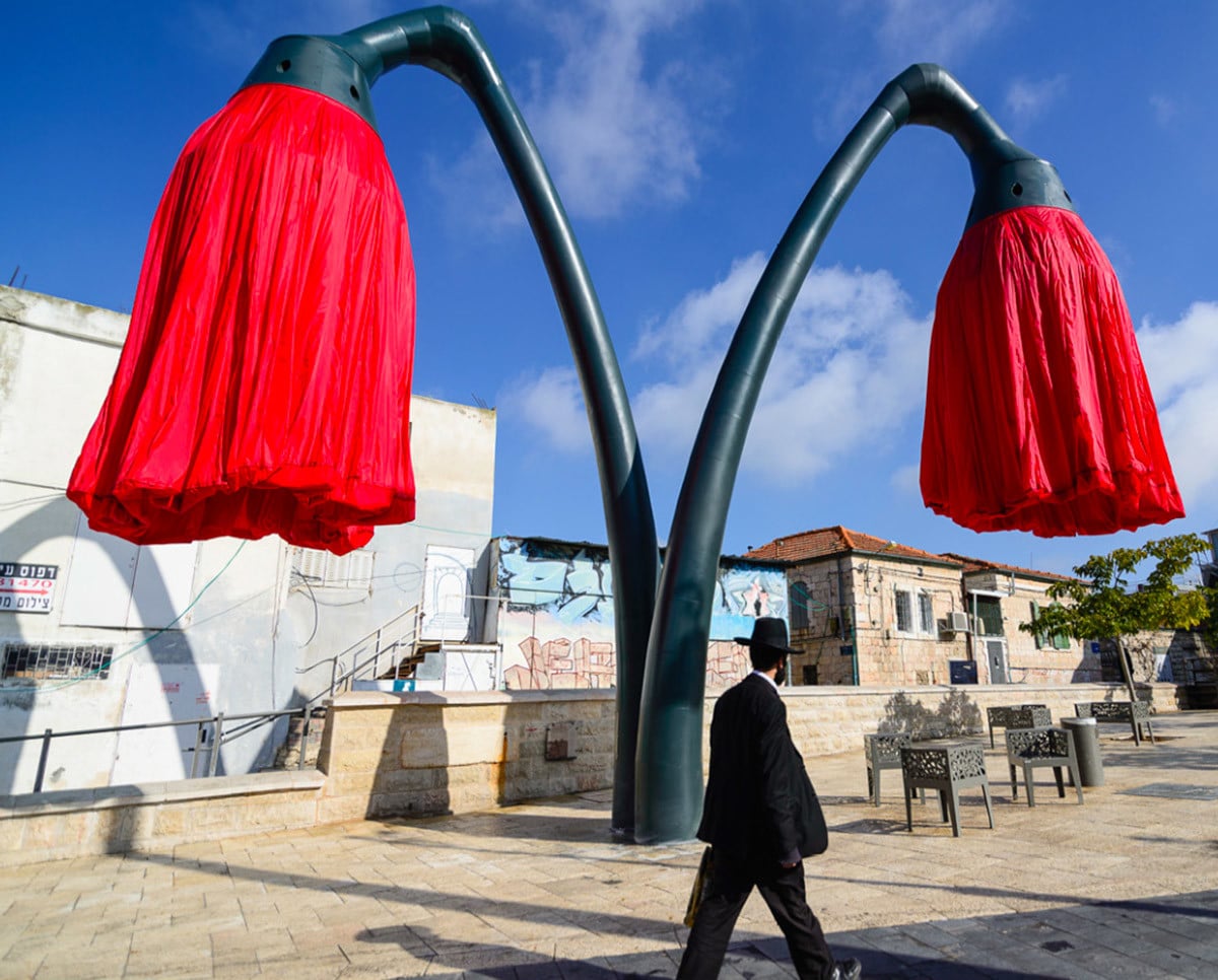 Dynamic Street Installation in Vallero Square in Jerusalem Giant Urban Flowers (4)