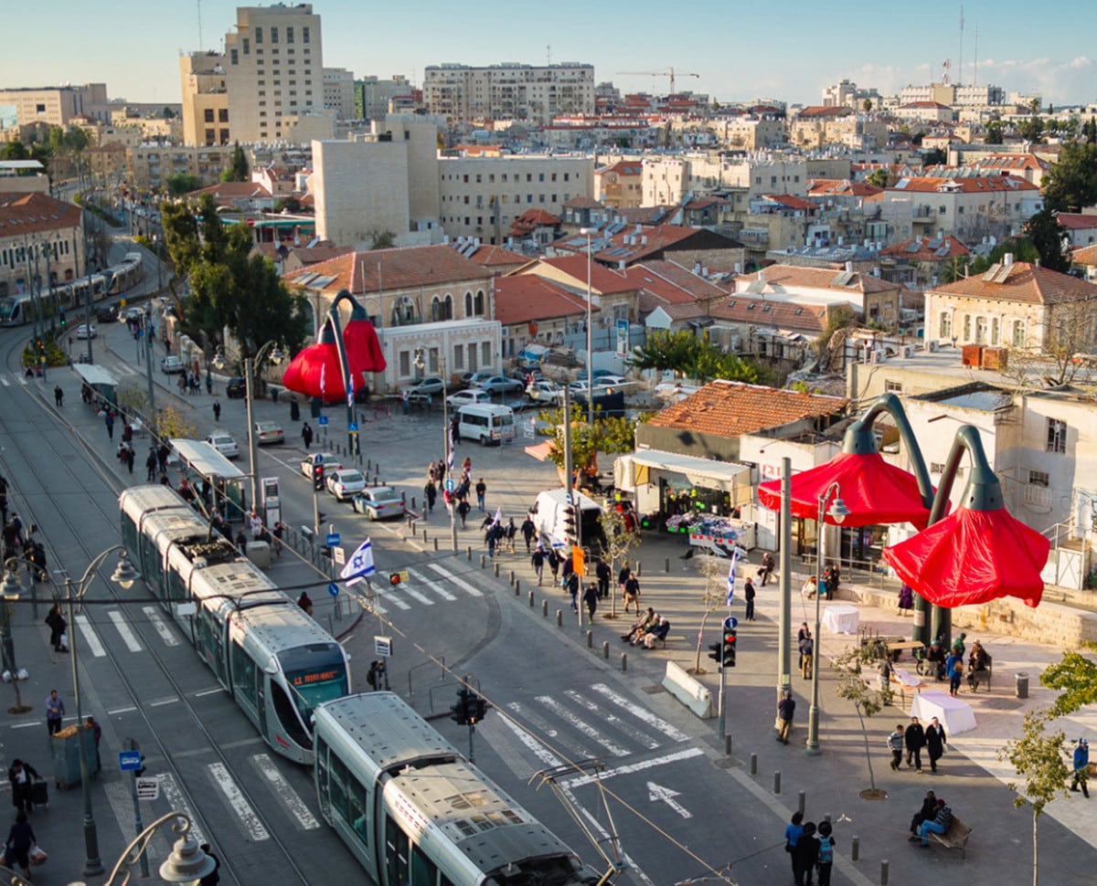 Dynamic Street Installation in Vallero Square in Jerusalem Giant Urban Flowers (8)