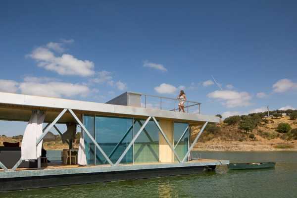 Floating House – a Mobile House in the Middle of a Lake