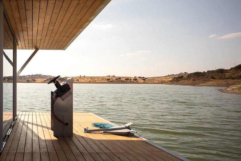 Floating House - a mobile house in the middle of a lake (10)