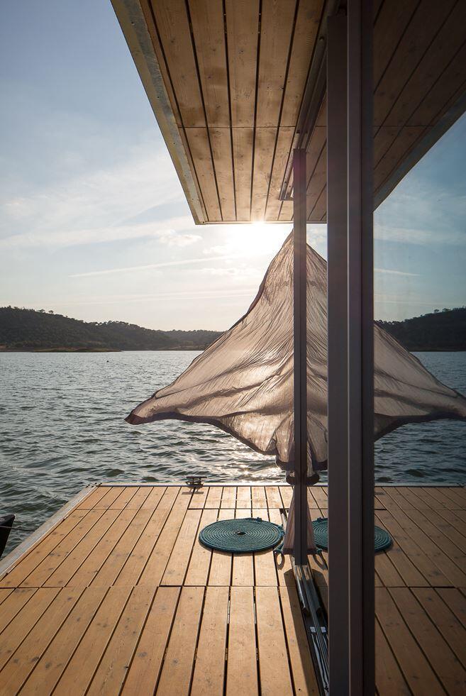 Floating House - a mobile house in the middle of a lake (11)