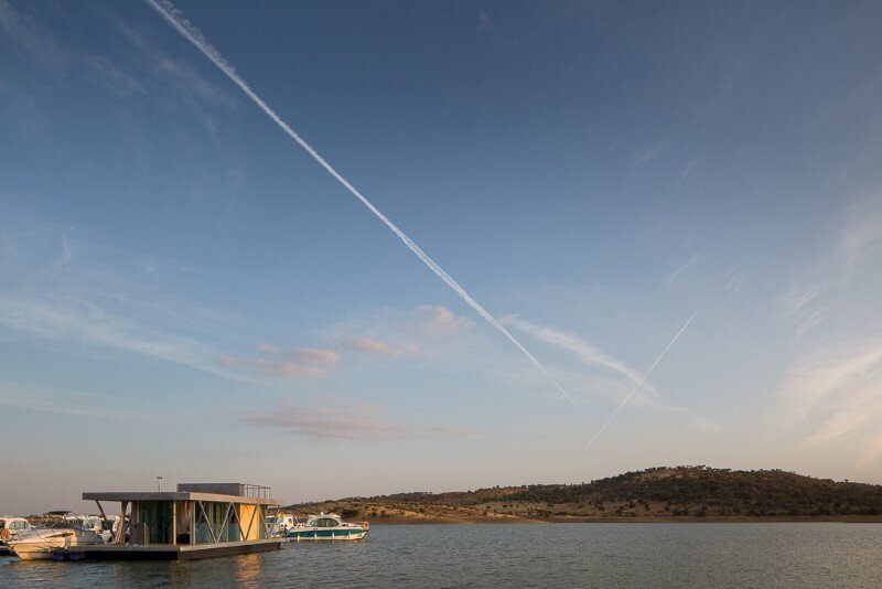 Floating House - a mobile house in the middle of a lake (4)