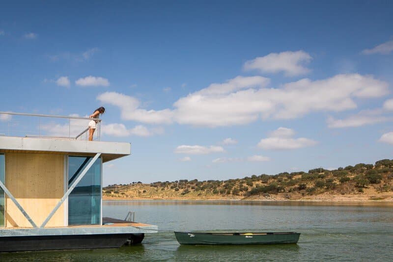 Floating House - a mobile house in the middle of a lake (7)