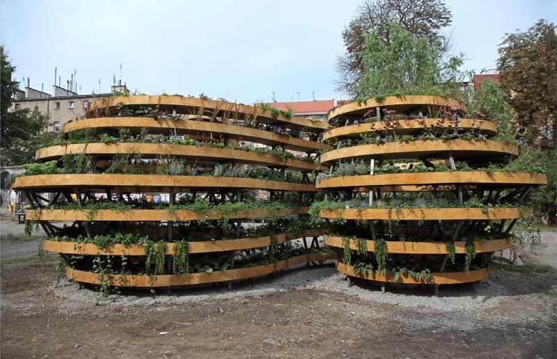 Green Sculpture that Symbolizes Infinity The Infinite Green in Wroclaw (1)