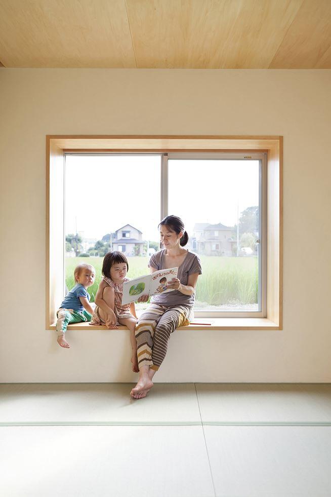 Kawagoe House is a Spacious Room Under a Large Gabled Roof (10)