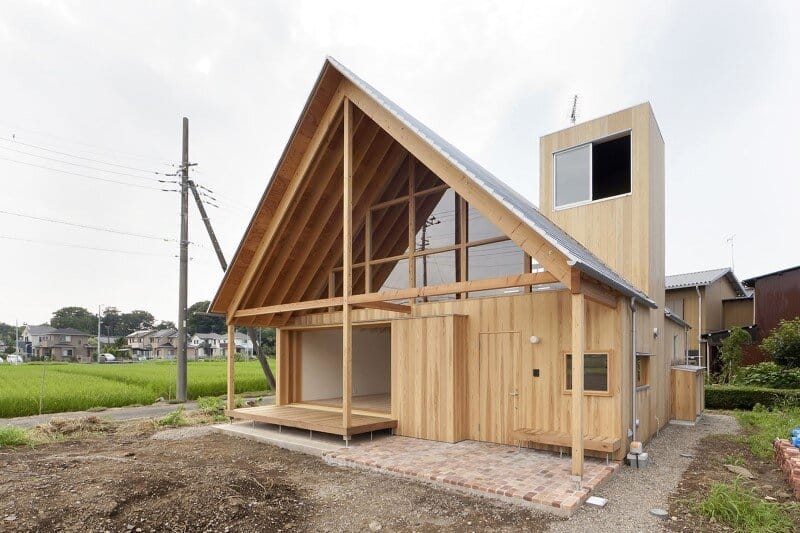 Kawagoe House is a Spacious Room Under a Large Gabled Roof (3)