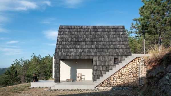 Mountain Home Built by Combining and Connecting Two Monolithic Volumes