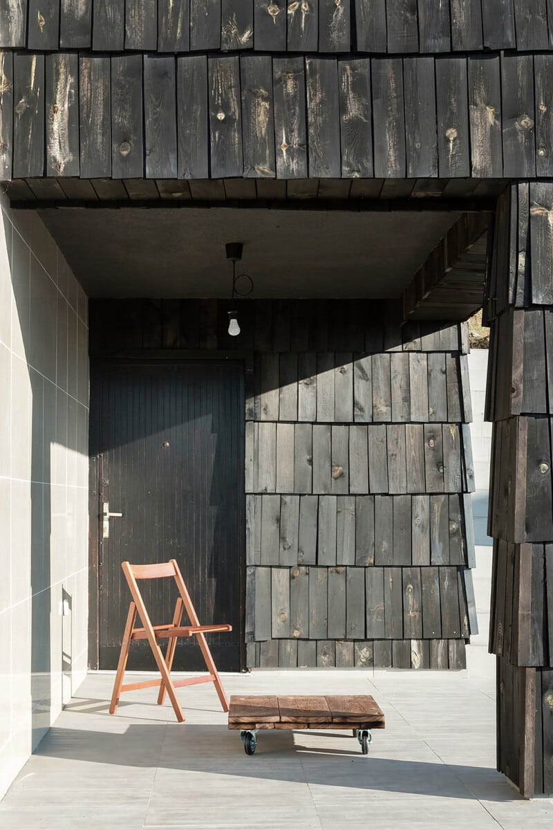 Mountain home built by combining and connecting two monolithic volumes (10)