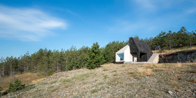 Mountain home built by combining and connecting two monolithic volumes (14)