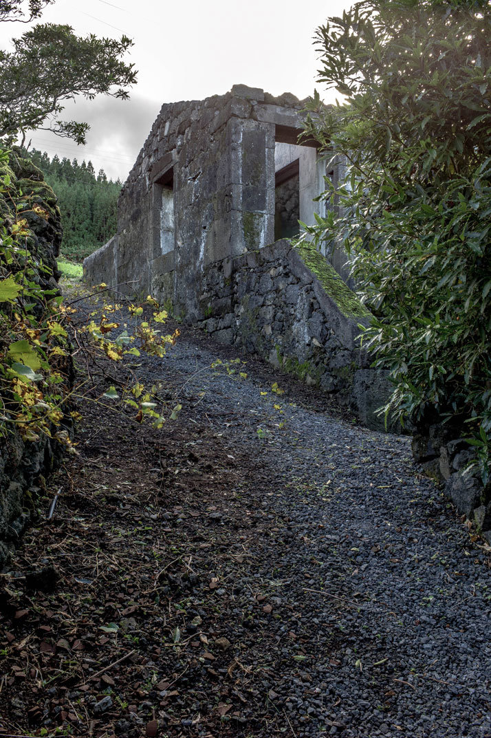 SAMI Arquitectos have transformed some ruined walls into a holiday home (10)