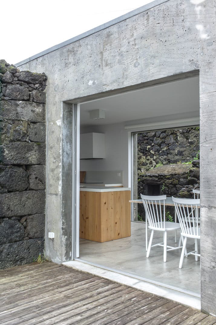 SAMI Arquitectos have transformed some ruined walls into a holiday home (8)