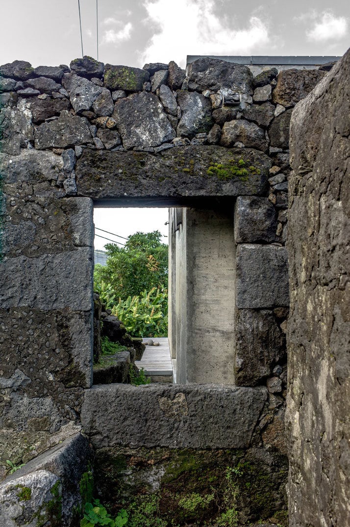 SAMI Arquitectos have transformed some ruined walls into a holiday home (9)