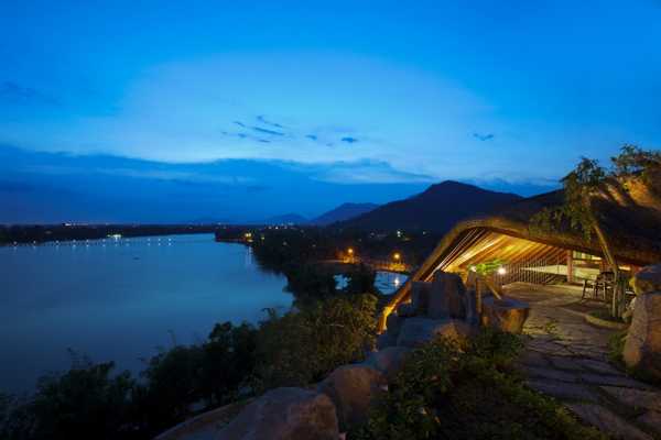 Spa Salon Built on a Riverbank: The Tent by a21 Studio