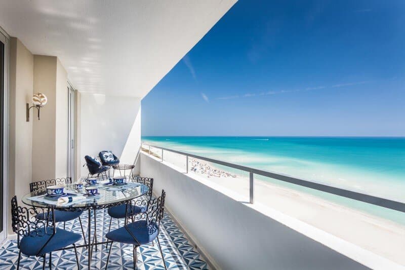 Two bedroom apartment renovation Miami Beach Residence by Luca Andrisani Architect (7)