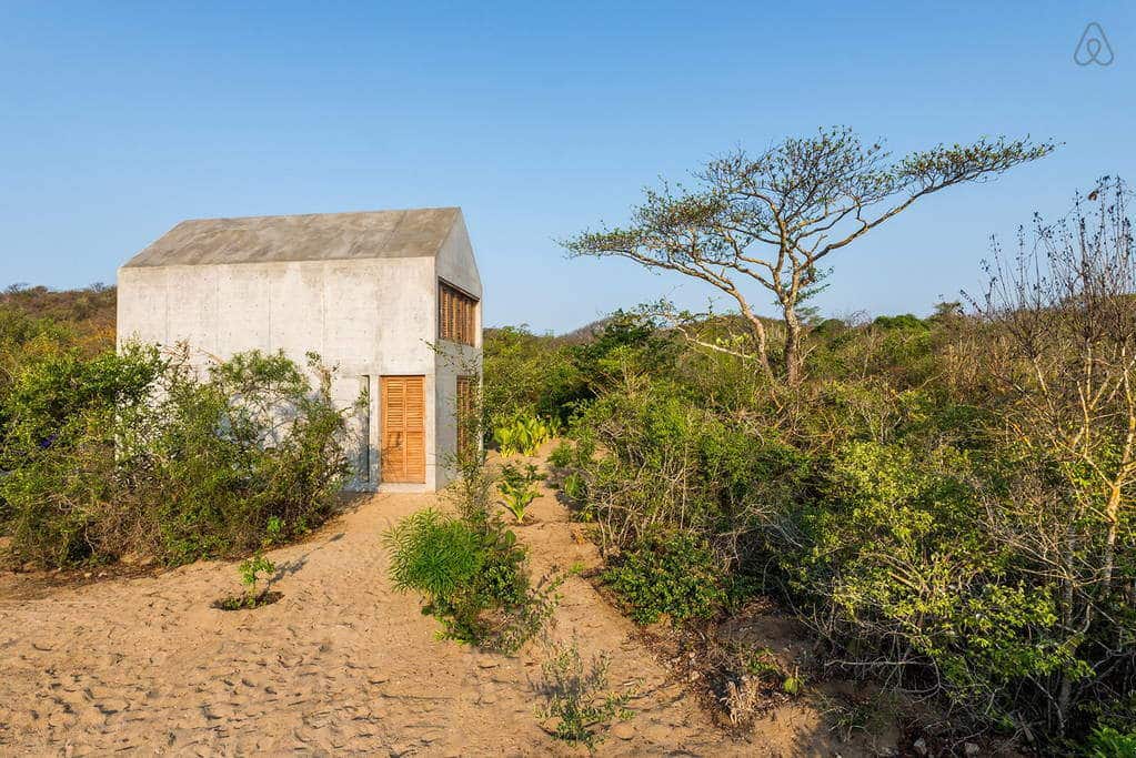 Beautiful Tiny Concrete House with a Minimalist Architecture (1)