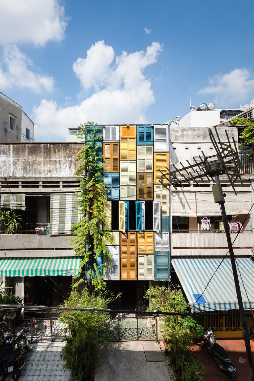 Creative Colour Blocking Façade Made with Secondhand Windows (1)