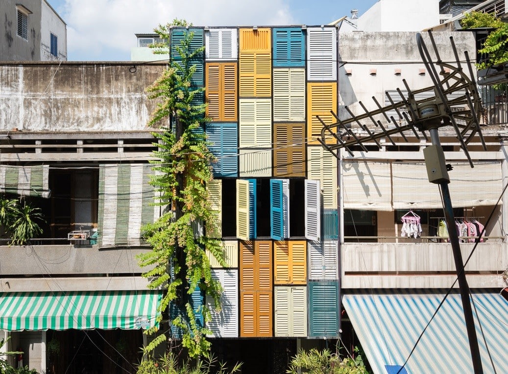 Creative Colour Blocking Façade Made with Secondhand Windows (1)1