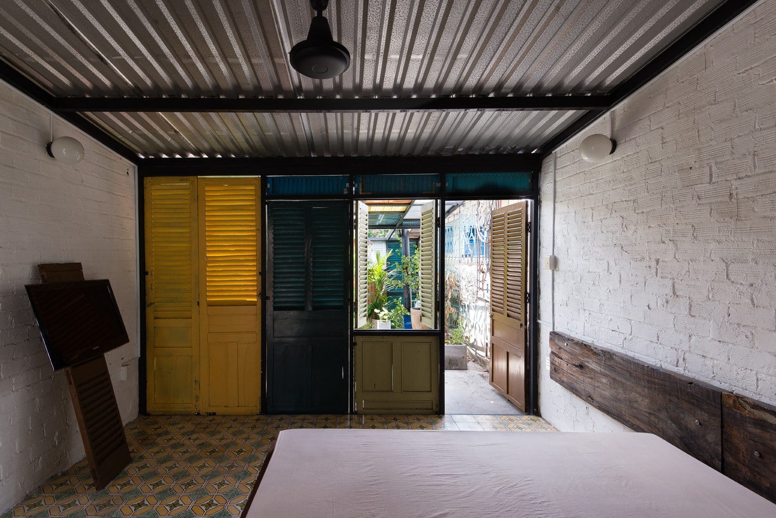 Creative Colour Blocking Façade Made with Secondhand Windows (18)