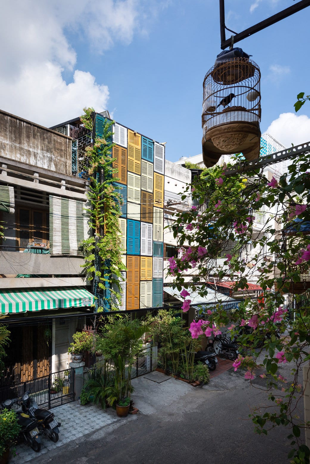 Creative Colour Blocking Façade Made with Secondhand Windows (2)