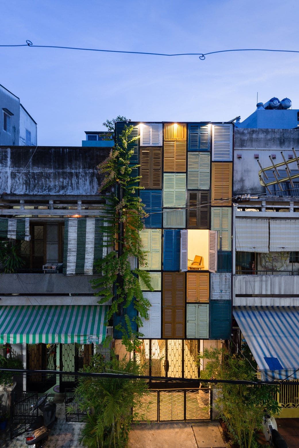 Creative Colour Blocking Façade Made with Secondhand Windows (4)