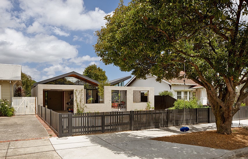 This One-Storey House 'Creates' an Outdoor Room in its Front Yard (1)