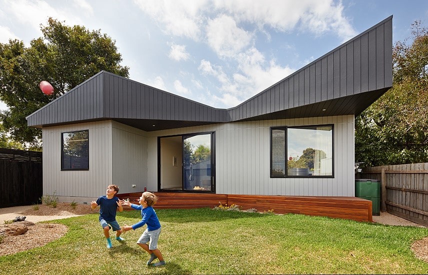 This One-Storey House 'Creates' an Outdoor Room in its Front Yard (2)