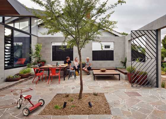 This One-Storey House ‘Creates’ an Outdoor Room in its Front Yard