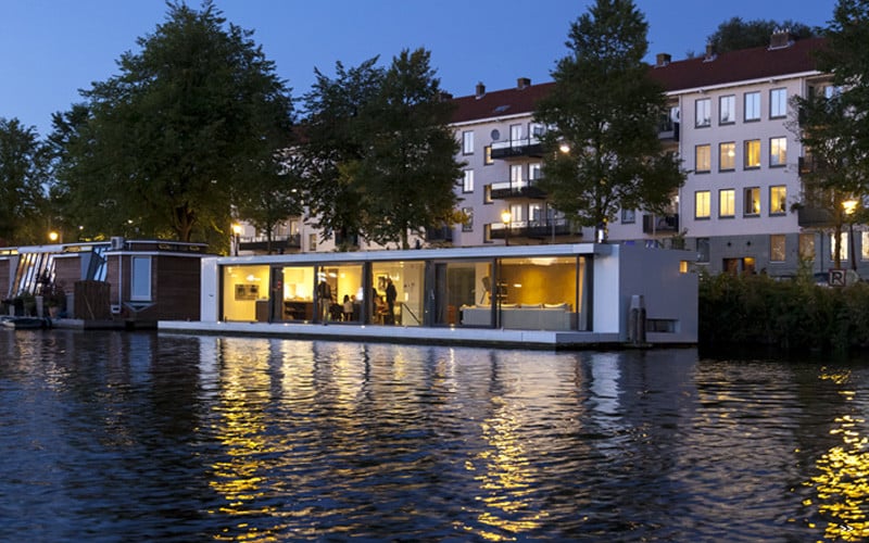 Watervilla Weesperzijde on the river Amstel in Amsterdam (16)