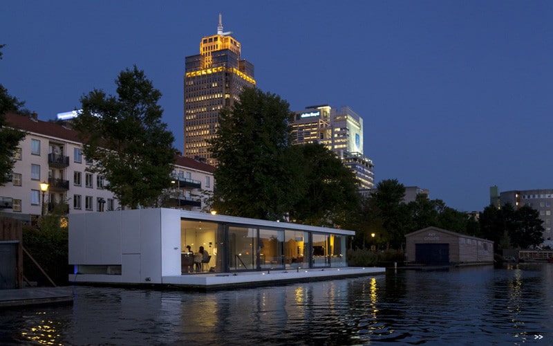 Watervilla Weesperzijde on the river Amstel in Amsterdam (2)