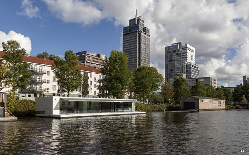 Watervilla Weesperzijde on the river Amstel in Amsterdam (5)