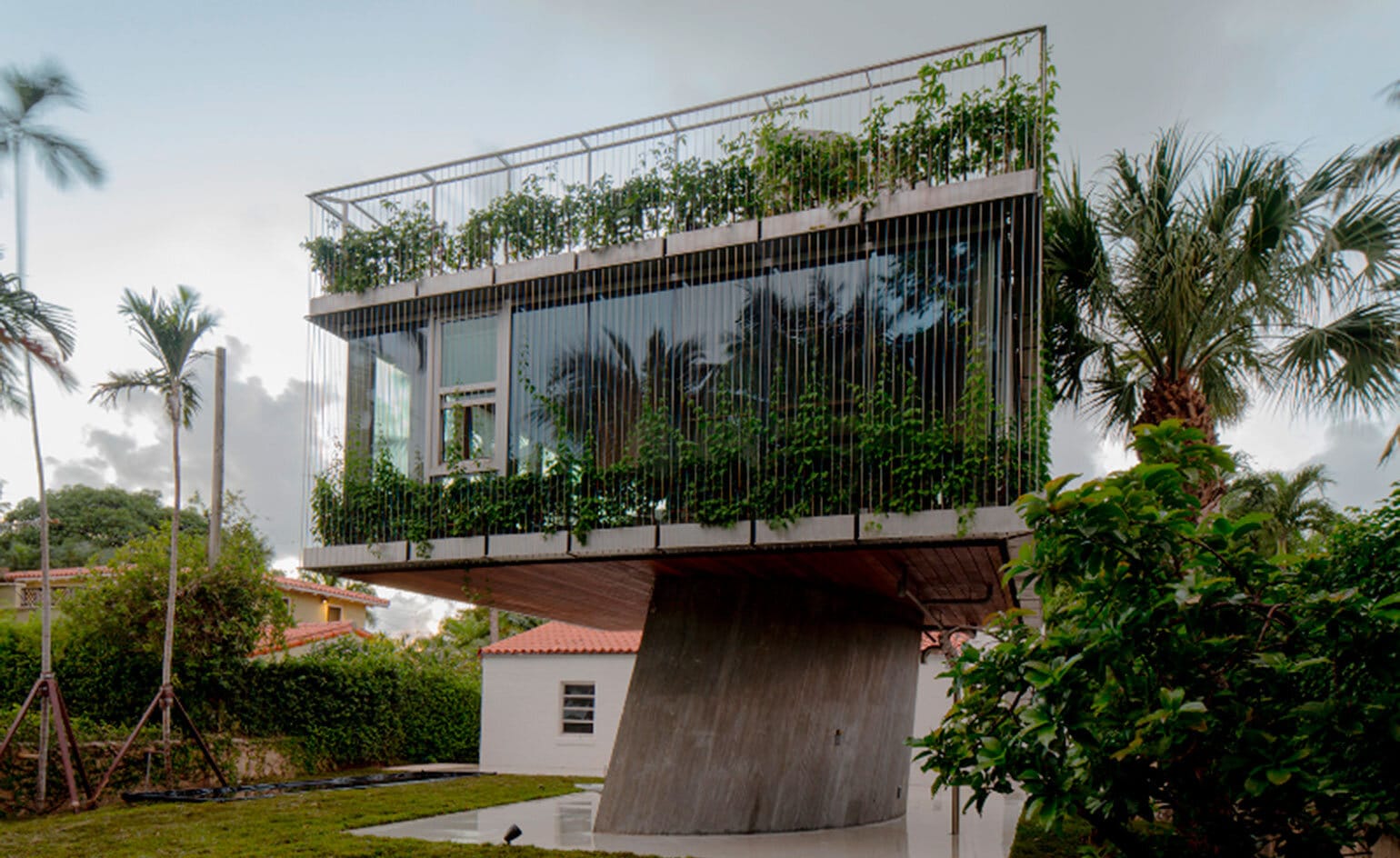 A Bungalow House from the 1930s Replaced by a Three-Story Concrete House (4)